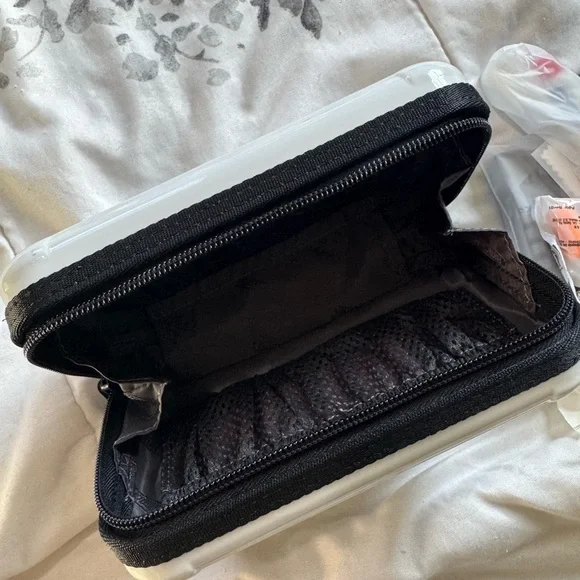 Rimowa X Eva Air mini toiletry case (Case only) - Picture 4 of 4